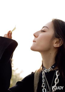  迪丽热巴曝封面大片酷girl秒变俏皮吃货