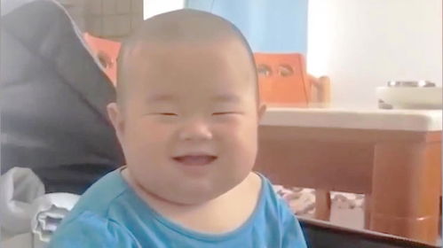  小胖娃东倒西歪打瞌睡,被妈妈嘲笑惊醒,接下来的表情萌翻了