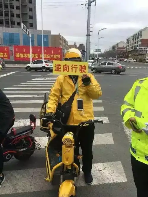 金沙人注意啦警察叔叔又开始调皮了,看你以后还闯不闯红灯,看你以后还逆行不 金沙人注意啦警察叔叔又开始调皮了,看你以后还闯不闯红灯,看你以后还逆行不