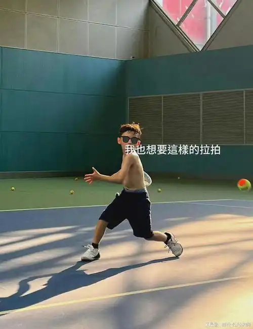  昆凌晒儿子打网球照,7岁romeo混血特征明显不像爸,打球姿势帅爆