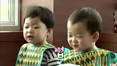 民国看到鳗鱼立刻开心,痛快答应爸爸一起玩,大哥变表情包 民国看到鳗鱼立刻开心,痛快答应爸爸一起玩,大哥变表情包