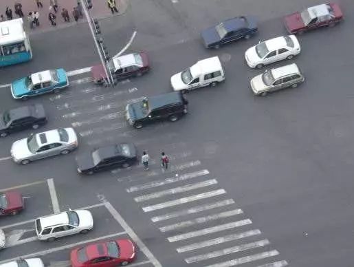  过马路闯红灯要被抓拍了金华市区启用人像识别系统,你的表情都能拍清楚