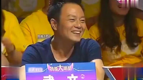  张峻豪带上帽子上台,脸上的表情很呆萌,胖嘟嘟的小手真可爱