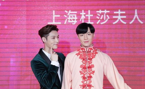  tfboys蜡像揭幕,他们表情都不太对千玺努力憋笑,王源有些害怕