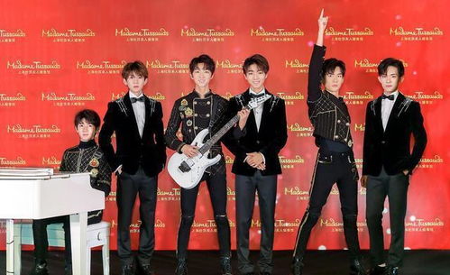  tfboys蜡像揭幕,他们表情都不太对千玺努力憋笑,王源有些害怕