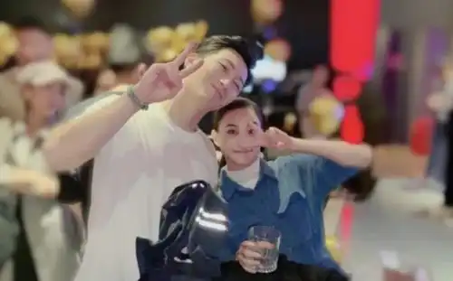 何超莲晒啃脸照为窦骁庆生,窦骁反应太真实 何超莲晒啃脸照为窦骁庆生,窦骁反应太真实