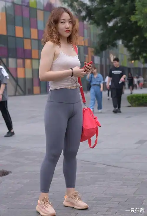  微胖姐姐完美逆袭,短上衣配健身裤干练大气,粉红挎包帅翻了