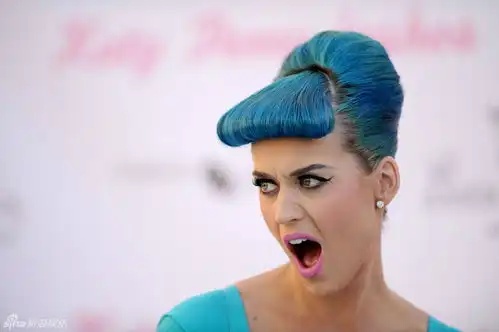 组图凯蒂佩里蓝发爆乳似芭比斗鸡眼表情鬼马 组图凯蒂佩里蓝发爆乳似芭比斗鸡眼表情鬼马