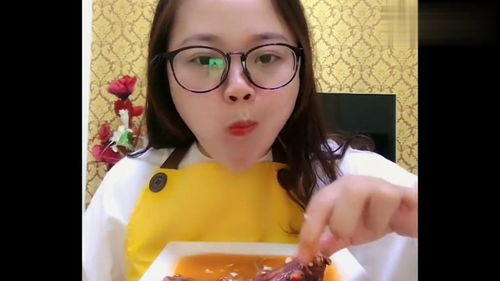  网红小姐姐直播一分钟爆头,搭配蒜蓉辣椒酱,味道好吃又过瘾