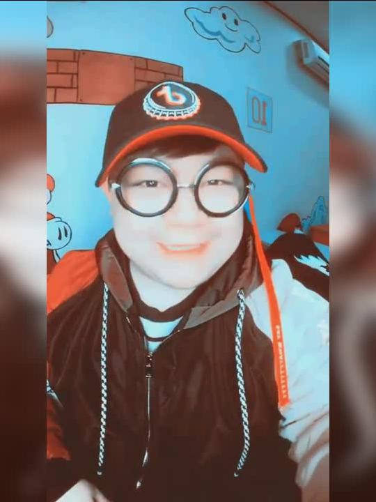  戏精小哥开始了他的表演,各种感谢各种表情,你是表情帝啊