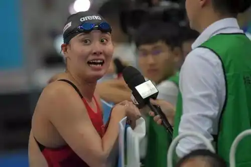  傅园慧现身全运赛场劝朋友们多吃肉