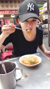  野生女神级艺人现基隆庙口夜市狂扫8家美食网暴动求巧遇