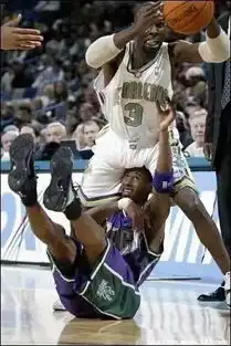 终于知道邓呆为什么是联盟唯一一个因为笑而吃到犯规的人了 终于知道邓呆为什么是联盟唯一一个因为笑而吃到犯规的人了