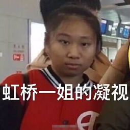  周冬雨穿衣风格越来越像窦靖童,不羁坐姿都被拍了