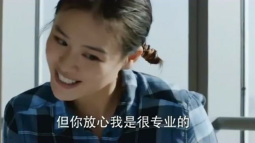  美女帮小伙化妆,小伙都被她的表情吓坏了,生怕把自己化丑