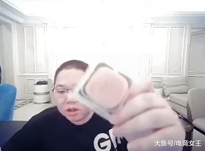 pdd直播骂月饼又丑又难吃,zzc这是斗鱼送你的,pdd表情亮了 pdd直播骂月饼又丑又难吃,zzc这是斗鱼送你的,pdd表情亮了