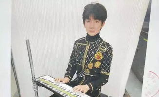  tfboys蜡像揭幕,他们表情都不太对千玺努力憋笑,王源有些害怕