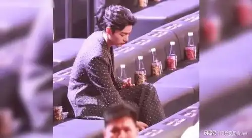 肖战杨紫24年盛典同台,注意看肖战的小表情,是真开心啊 肖战杨紫24年盛典同台,注意看肖战的小表情,是真开心啊