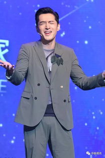  卖萌胡歌英文演讲缩肩憨笑变表情包