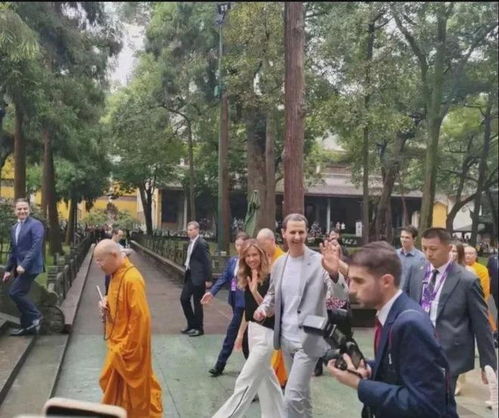  巴沙尔现身灵隐寺,主持全程用英文交流被骂,身侧保镖表情超放松