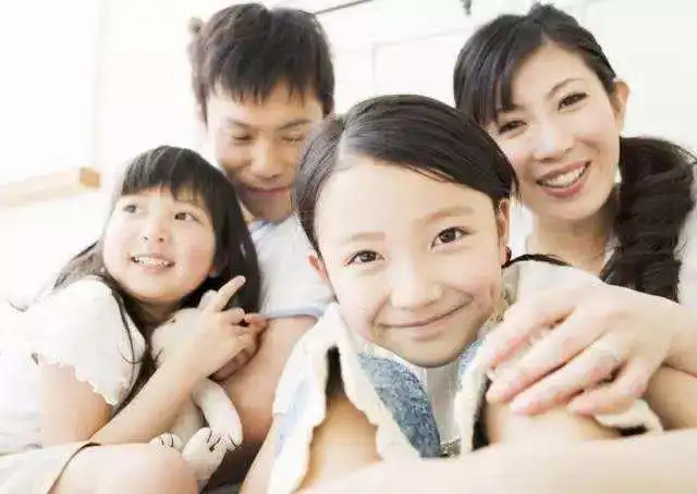  看到爸爸亲妈妈后,宝宝整个人崩溃,吃醋的小表情让爸妈笑抽