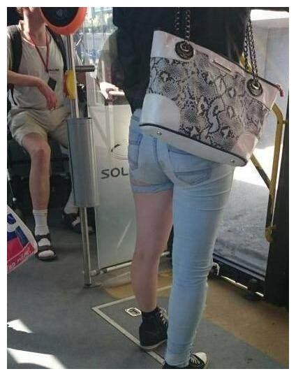  大姐出门之前是不是没好好照镜子,这么特别的裤子都穿出来了跟踪