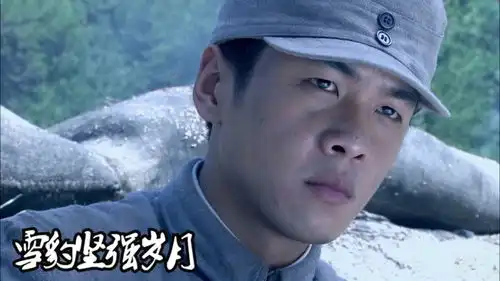 雪豹坚强岁月小伙让人帮忙掩护,自己扛着炸y包欲去炸毁石桥 雪豹坚强岁月小伙让人帮忙掩护,自己扛着炸y包欲去炸毁石桥