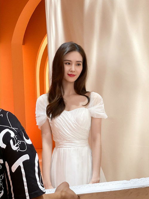 刘诗诗抹胸礼裙撩发大秀天鹅颈满头泡沫表情可爱 刘诗诗抹胸礼裙撩发大秀天鹅颈满头泡沫表情可爱