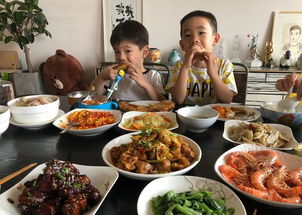  嗯哼请jasper吃大肉饼,蛋妞小甜椒再度同框摆表情包,嘟嘴玩亲亲