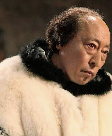  60岁倪大红近照,表情严肃面露疲惫,苏大强如今变成这样了