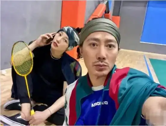  白百何晒与一男子合照,小脸瘦成瓜子脸,双脚交叉坐地上毫无形象