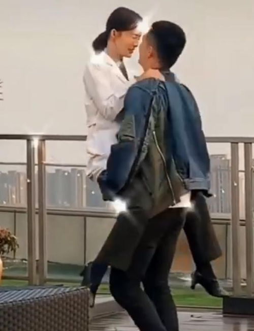  黄景瑜抱着李沁甜蜜转圈圈,导演刚喊卡,李沁的表情很真实了