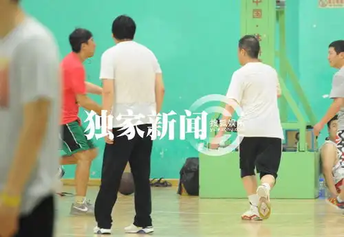 独家李亚鹏约朋友打篮球球技了得表情夸张 独家李亚鹏约朋友打篮球球技了得表情夸张