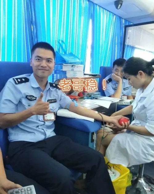  安徽警察小哥哥献血疼成表情包,现在全世界都知道警察怕打针了...