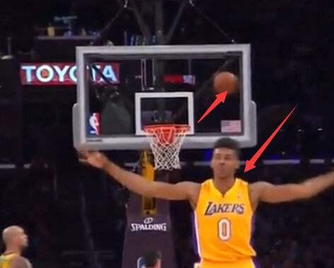  nba球星的脑残行为尼克杨模仿他人被打脸,有人和裁判抢球