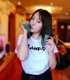  47岁杨钰莹包粽子一股文艺气,可这下巴却有点怪
