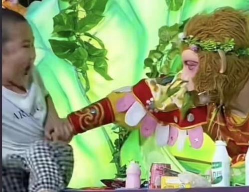  笑惨了网红孙悟空捉弄小孩,把小孩吓出表情包评论区笑疯了