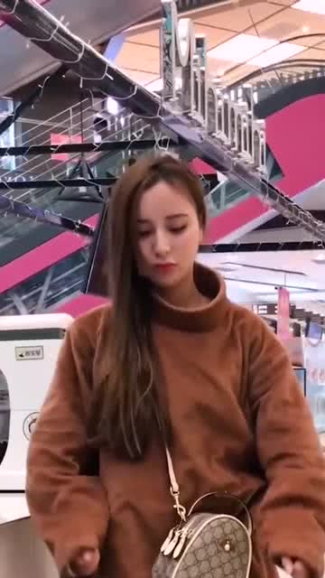  网红熊小姐姐你这智商堪忧呀,最后一个表情我笑喷了