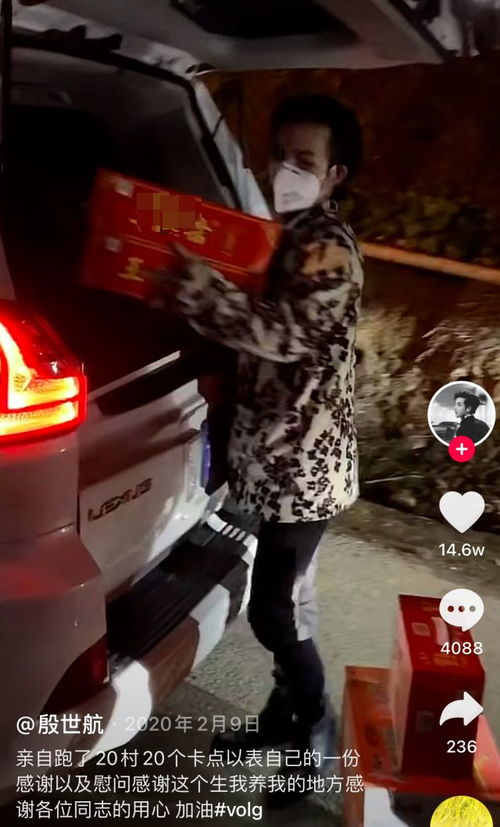  殷世航穿金戴银去ktv,唱张学友名曲表情像便秘,套路璐一脸无奈