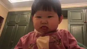  小宝宝洗澡,一副任人摆布的模样,接下来的表情太搞笑了