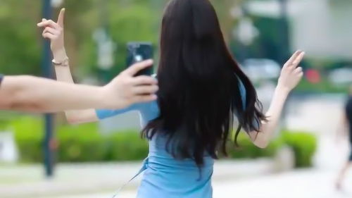  网红小姐姐当街尬舞,要是表情能够笑一笑的话就更好了