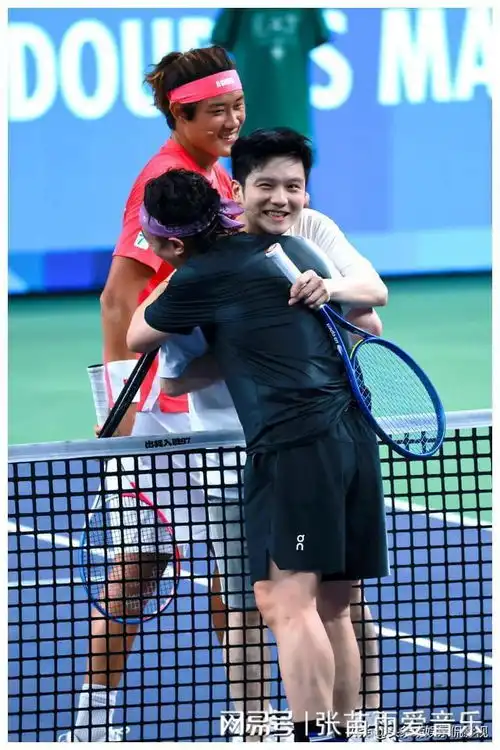  陈奕迅樊振东打网球直击要害俩人吓出表情包我却笑死在网友评论区