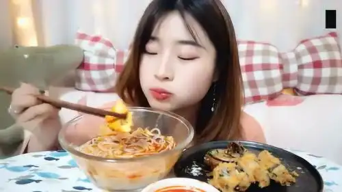  深夜安静的嗦一碗粉真是幸福还有一颗很圆的煎蛋和好吃的紫菜包