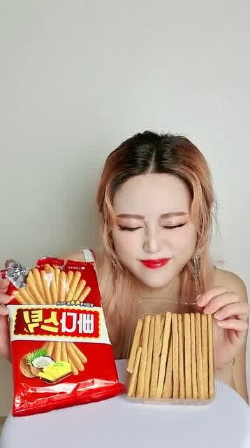  韩国网红小姐姐,吃个饼干,表情好丰富