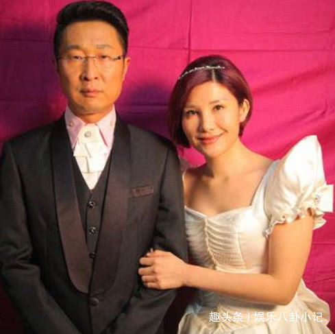 48岁林永健一家近照,老婆貌美如花,8岁儿子像他一言难尽