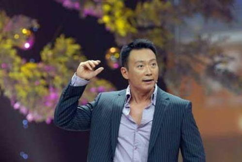  央视前主持王小骞成网红主播,背6位数包包戴钻戒,41岁高龄产女