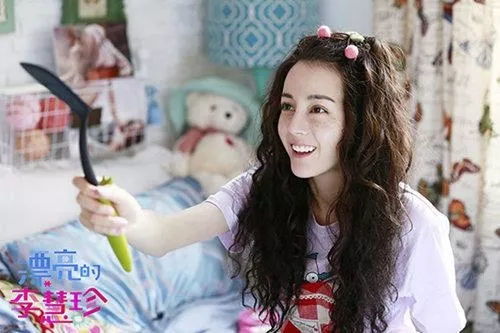  粉丝送了双杯给迪丽热巴,网友却把怒气发在了李慧珍身上