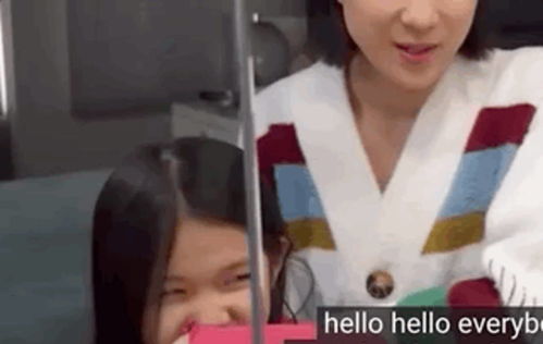  钟嘉欣和女儿为彼此化妆,英文粤语切换自如,kelly表情古灵精怪