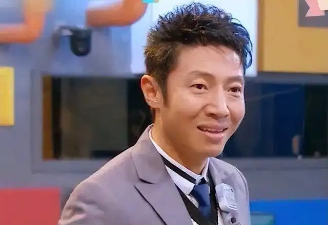 撒贝宁夫妇带龙凤胎外出吃饭,孩子非常可爱,和粉丝合影没有架子 撒贝宁夫妇带龙凤胎外出吃饭,孩子非常可爱,和粉丝合影没有架子