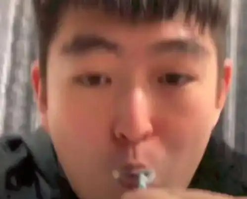 赵本山儿子刷牙视频曝光,为妹妹带货助力,马丽娟罕见出镜 赵本山儿子刷牙视频曝光,为妹妹带货助力,马丽娟罕见出镜